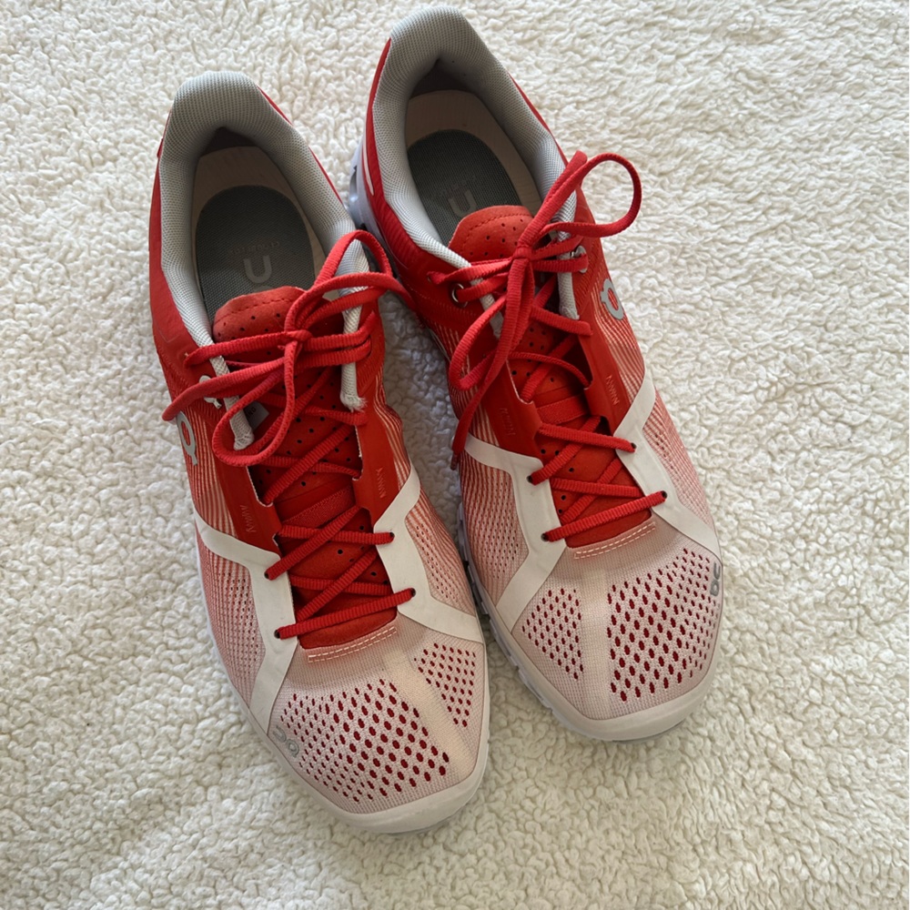 On women’s Cloudflow Running shoes/sneakers Rust/Rose Red, size 9